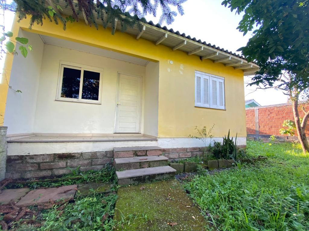 Casa  de alvenaria de fundos no centro com 3 dormitórios