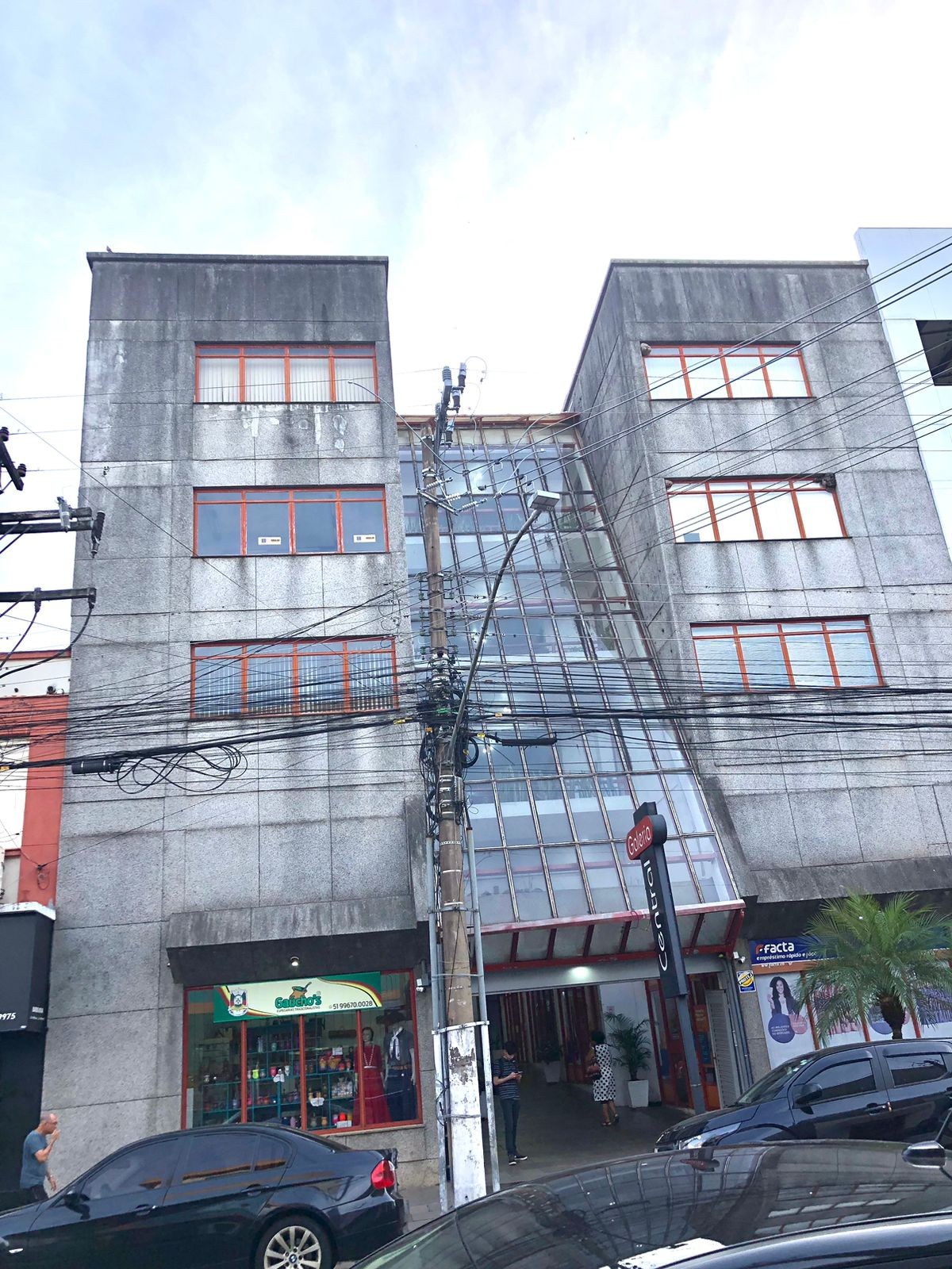 Sala comercial na Ramiro Barcelos, localizada no térreo da Galeria Central