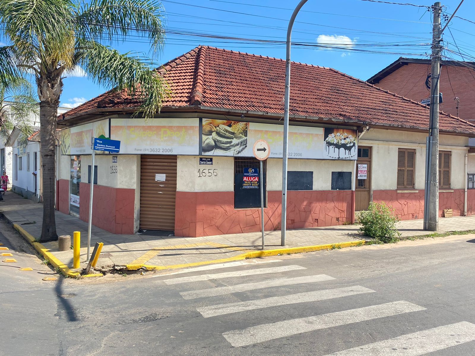 Casa comercial de esquina com a Buarque de Macedo