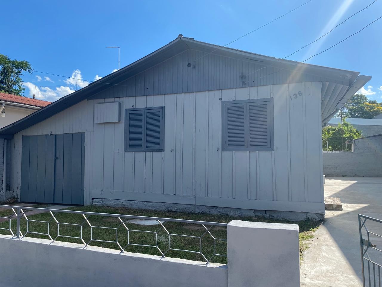 Casa de madeira com 3 dormitórios localizada no bairro Ferroviáriao