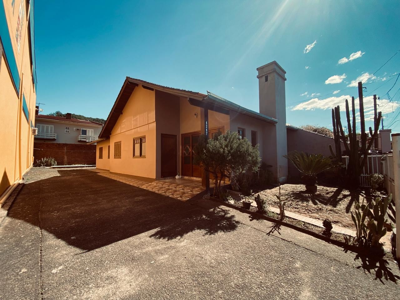 Casa de alvenaria com piscina, no bairro Santo Antônio