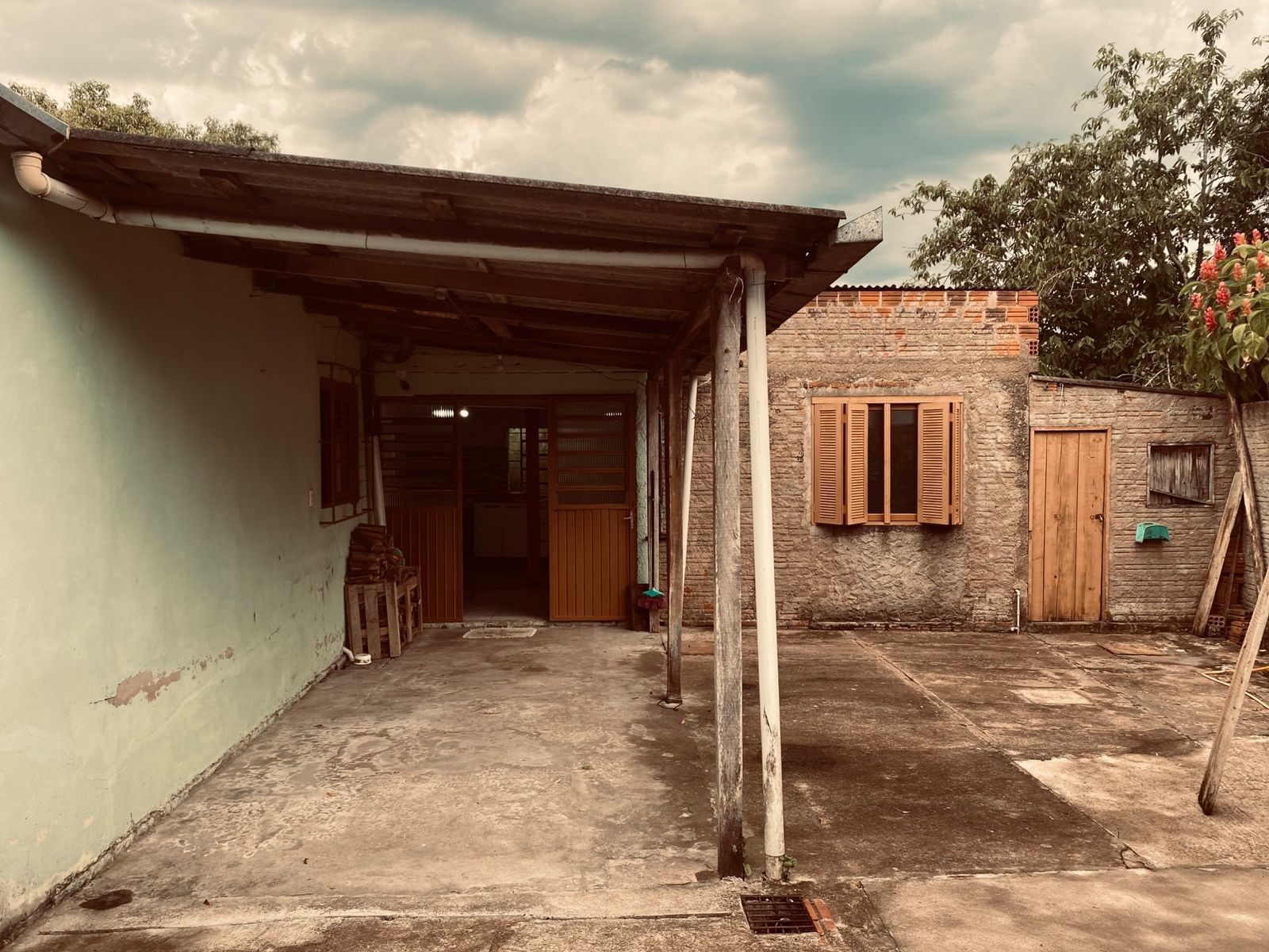 Anexo de fundos no Bairro Timbaúva