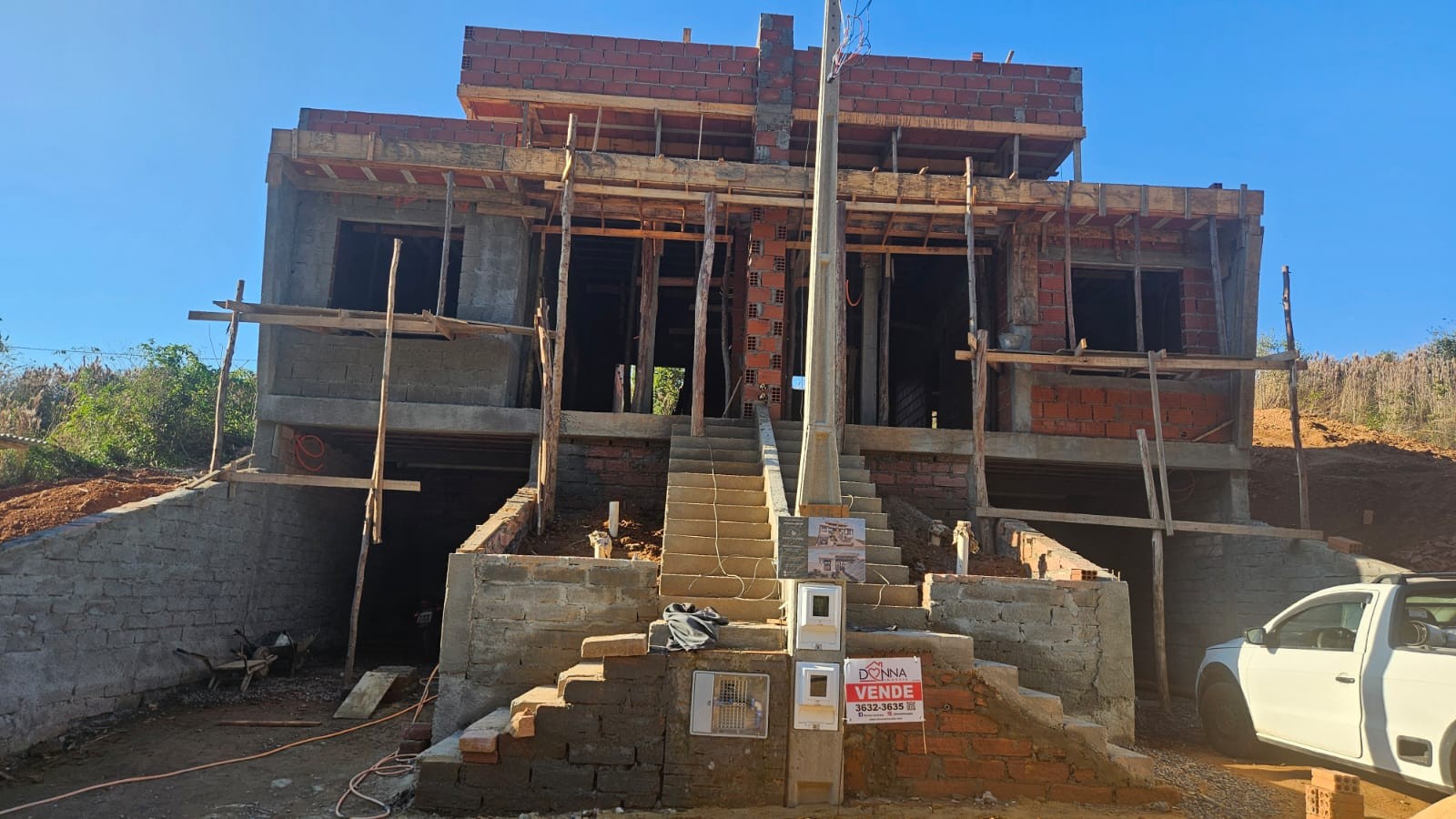 LANÇAMENTO! Casas geminadas em fase de construção com entrega prevista para seis meses.